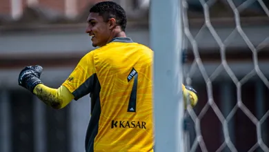 Sobrevivente de inc&ecirc;ndio no Ninho &eacute; her&oacute;i de t&iacute;tulo brasileiro sub-20 do Flamengo