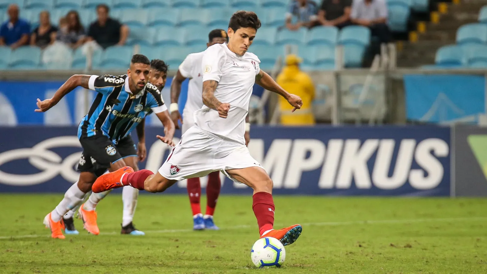 Pedro ainda pelo Flu contra o Gremio