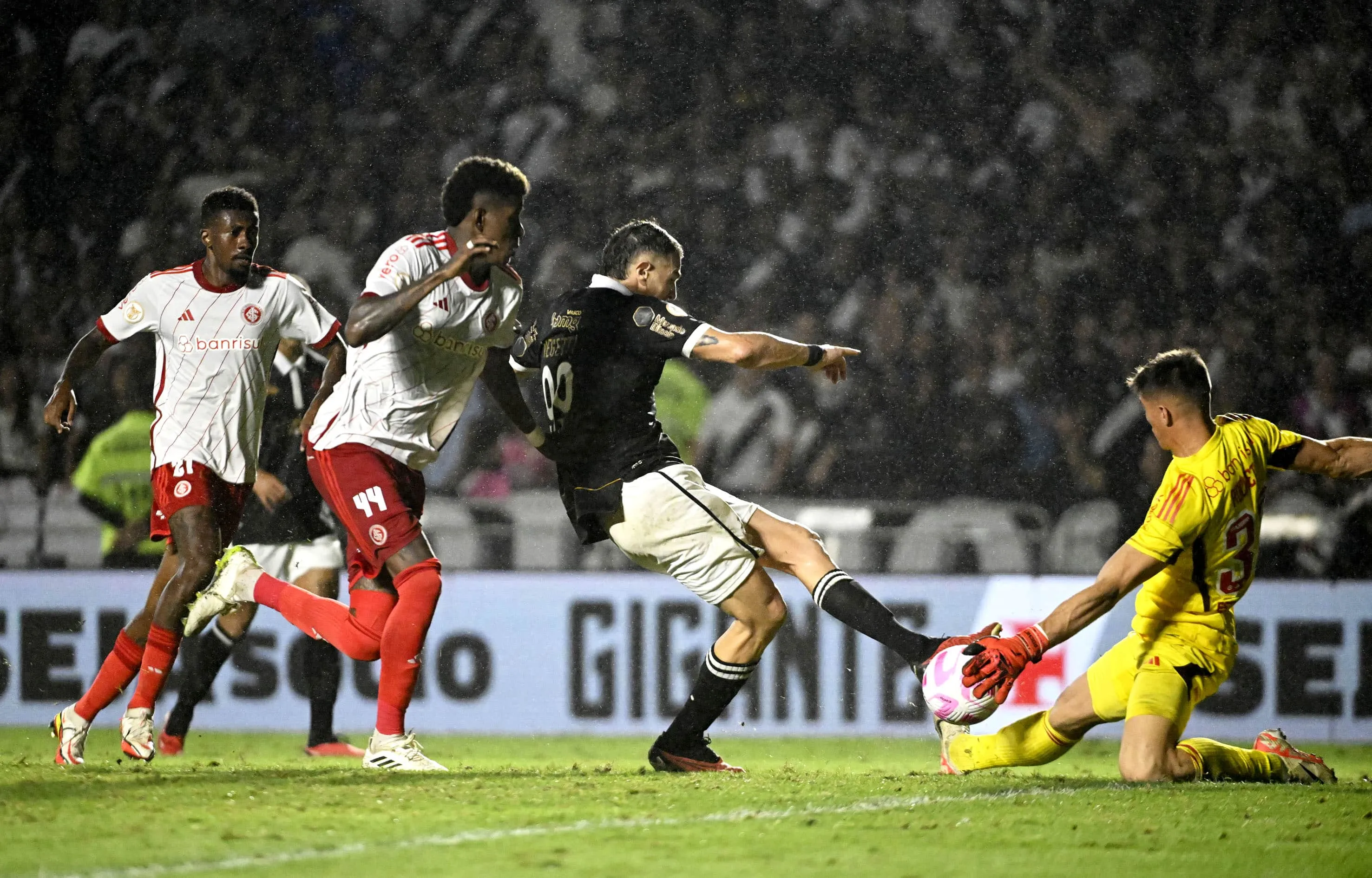 Vit&oacute;ria sobre o Vasco ratificou o que o Internacional tem de bom e ruim