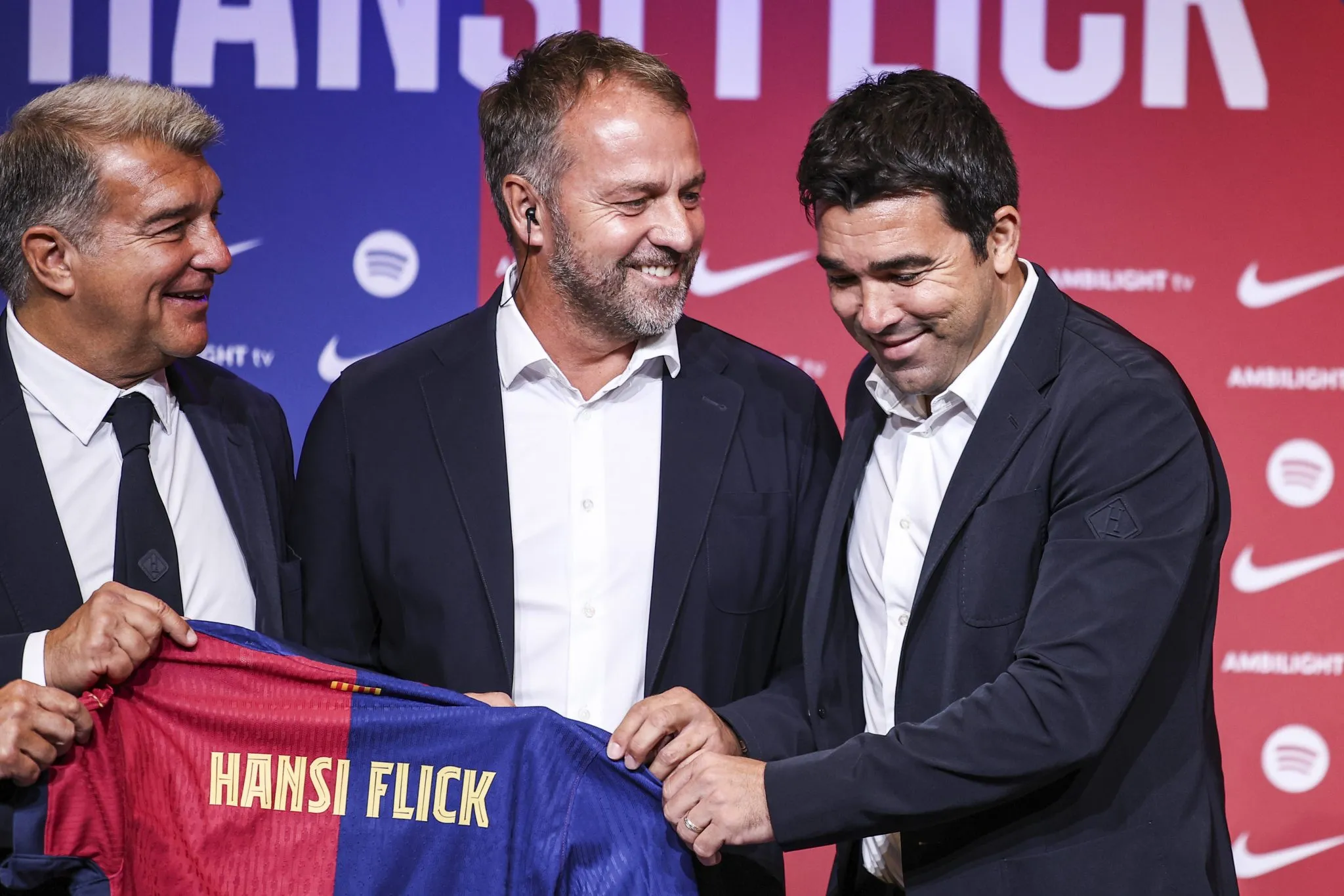 Laporta, Hansi Flick e Deco durante a apresenta&ccedil;&atilde;o do t&eacute;cnico alem&atilde;o no Barcelona