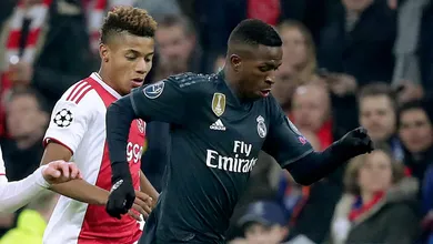 Vin&iacute;cius J&uacute;nior e David Neres esbanjaram personalidade na estreia em mata-matas de Champions