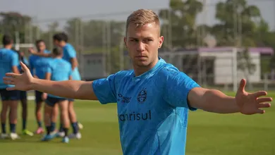 Mesmo pouco aproveitado, jovem volante tem contrato renovado pelo Gr&ecirc;mio at&eacute; 2027