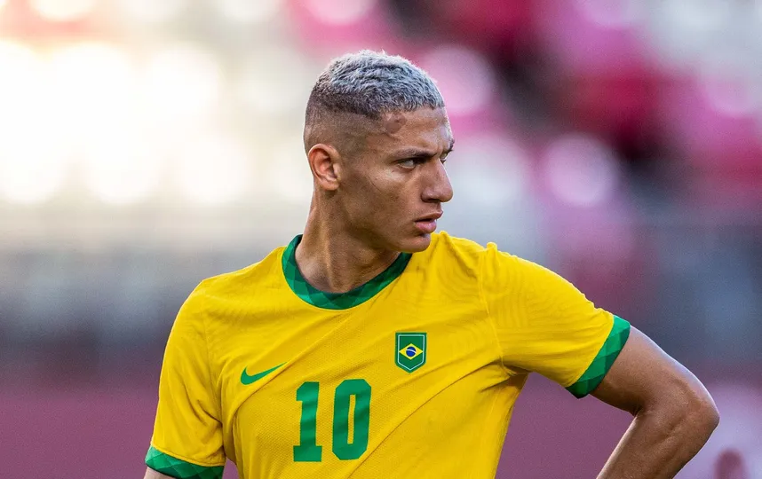 O atacante Richarlison, durante os Jogos Ol&iacute;mpicos de T&oacute;quio, com a camisa do Brasil apenas com a bandeira do pa&iacute;s