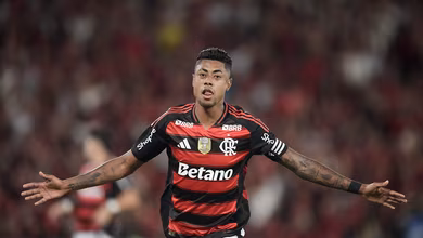 Com ajudas de Gr&ecirc;mio e Bruno Henrique, Flamengo coloca uma m&atilde;o na ta&ccedil;a do Brasileir&atilde;o