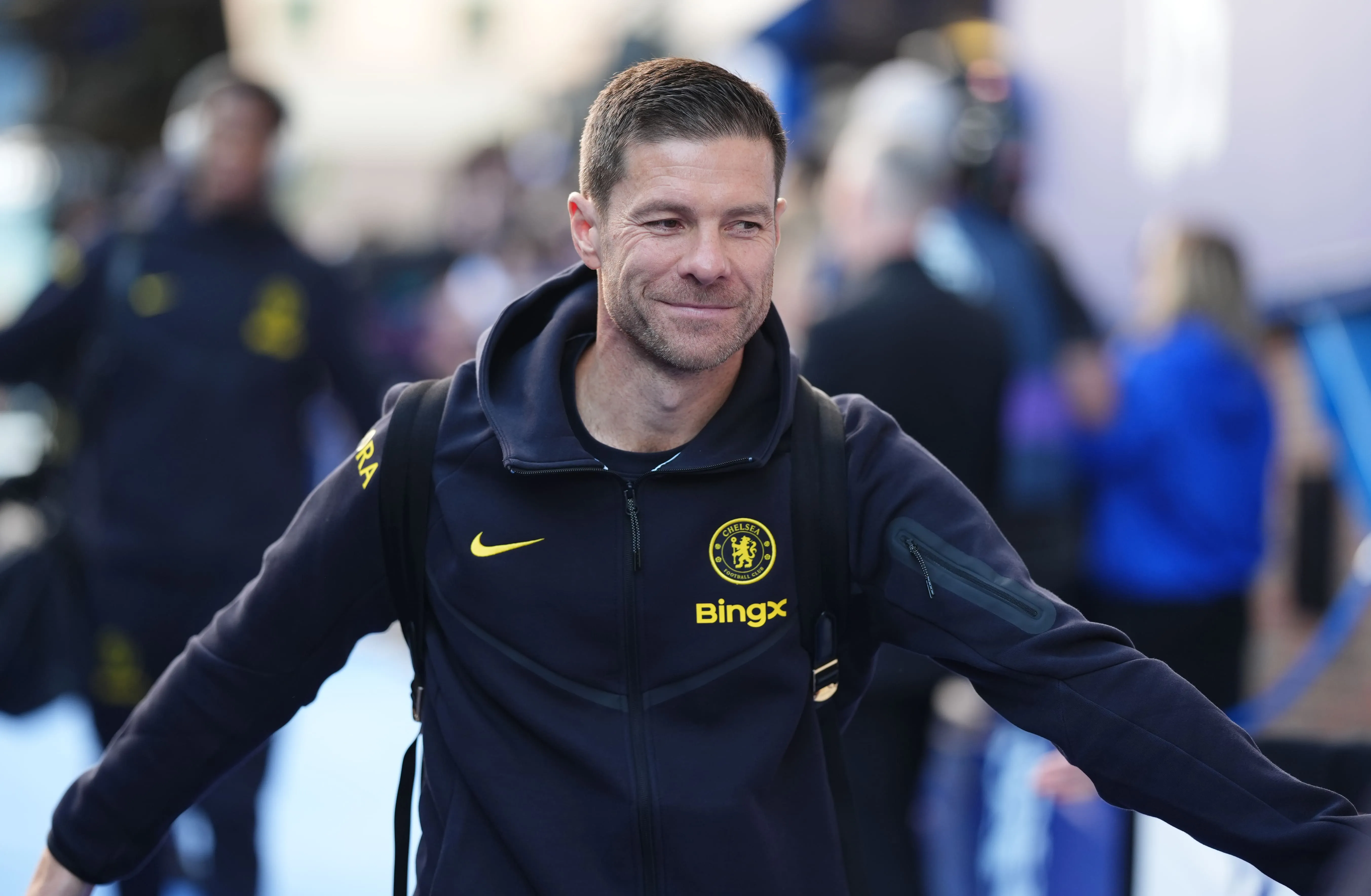 Xabi Alonso cumprimenta torcedores durante chegada a Stamford Bridge