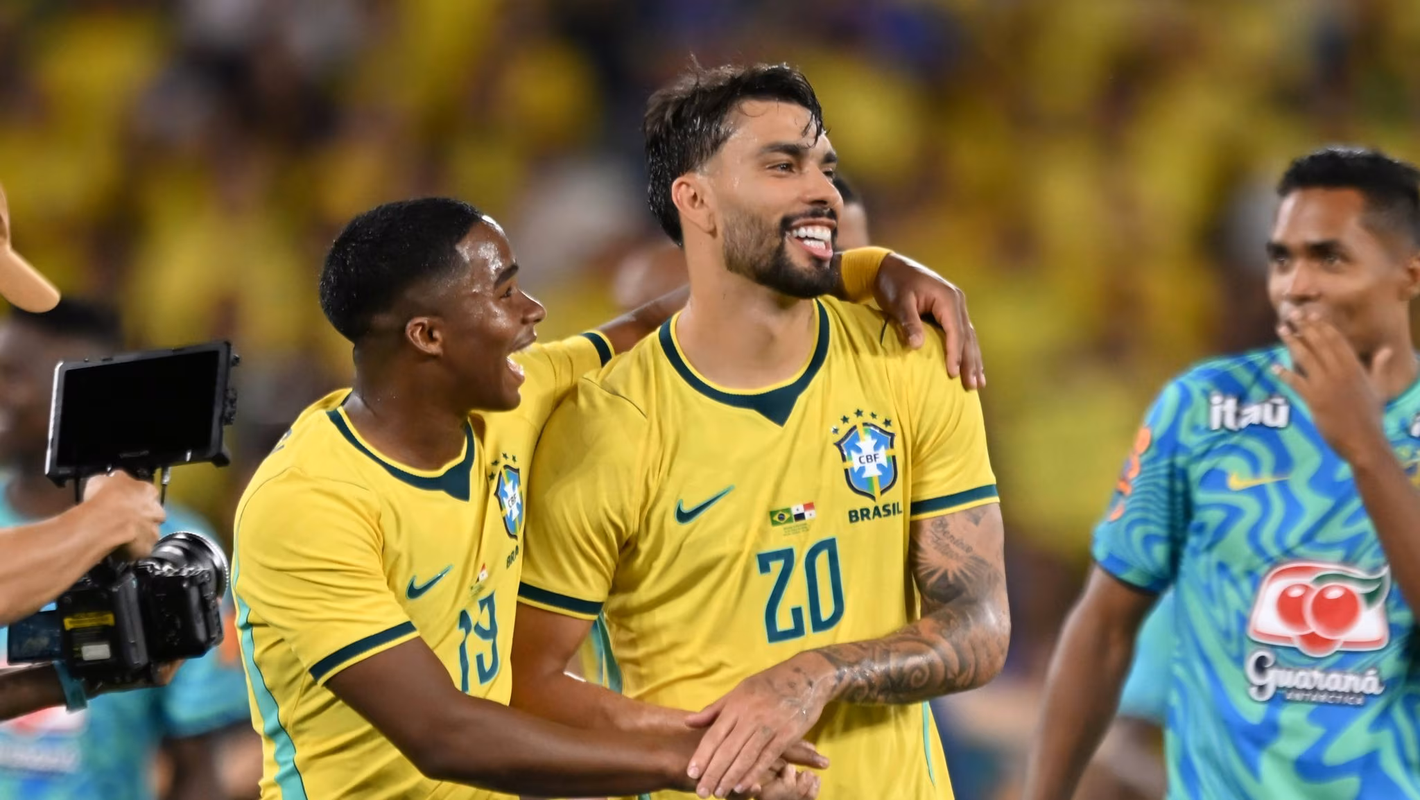 Endrick e Paquet&aacute; comemoram vit&oacute;ria do Brasil em amistoso