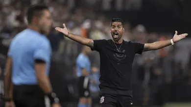 Expulso, Ant&oacute;nio Oliveira reprova arbitragem em estreia do Corinthians no Brasileir&atilde;o
