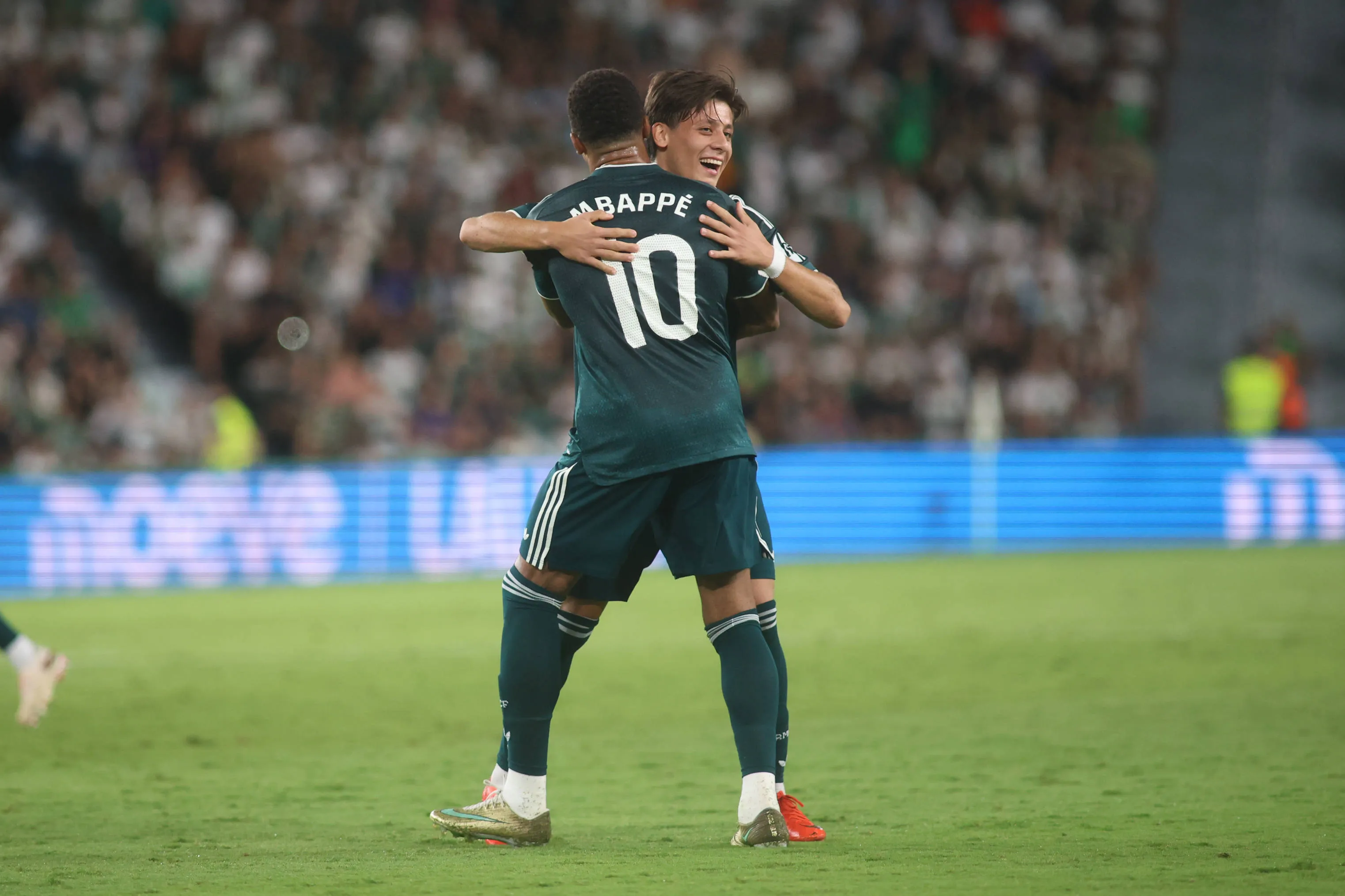 Mbapp&eacute; e G&uuml;ler celebram gol do Real Madrid
