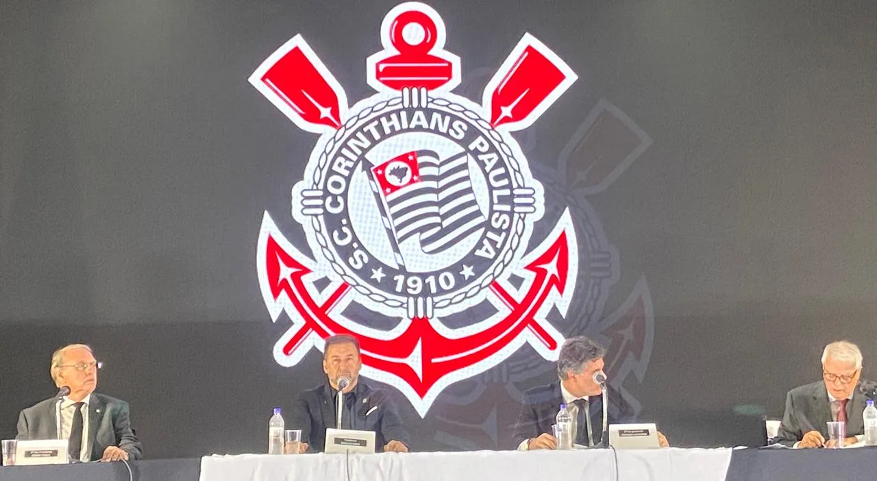 Augusto Melo toma posse como presidente do Corinthians, anuncia tr&ecirc;s refor&ccedil;os e empresa para auditoria