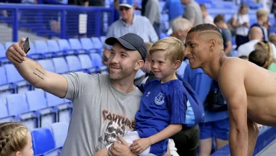 Al&eacute;m dos gols, Richarlison j&aacute; conquista a torcida do Everton com mostras e mais mostras de carinho