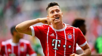 Lewandowski bateu no peito e, com dois belos gols, decidiu mais uma vez ao Bayern
