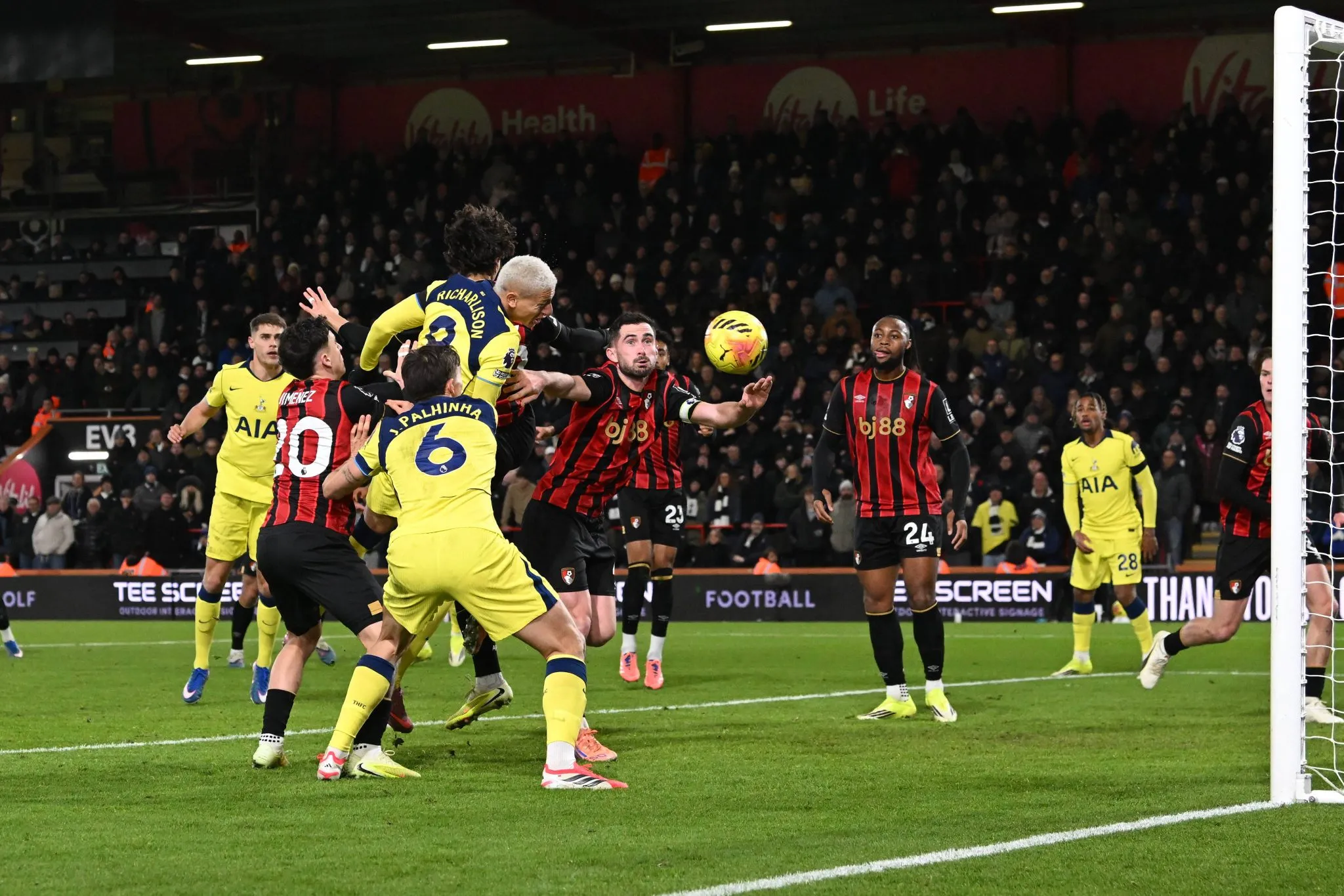 Richarlison quase marca pelo Tottenham