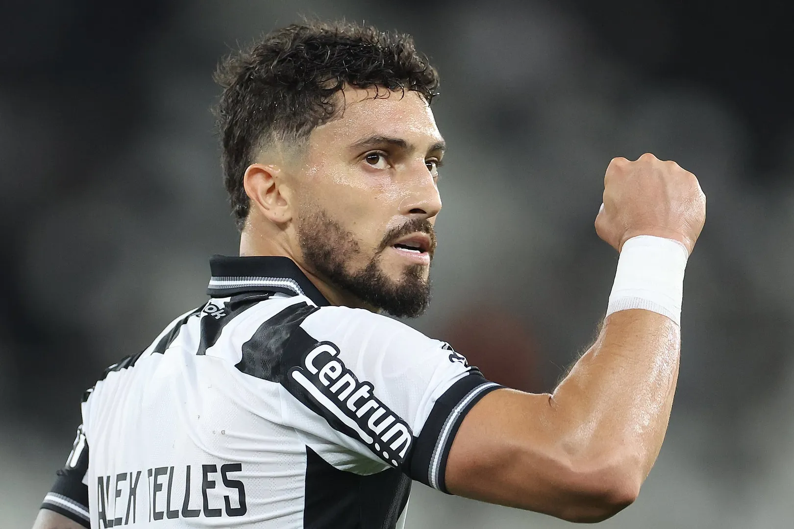 Botafogo trabalha para ter Telles e Mar&ccedil;al contra o Flamengo (Foto: Vitor Silva/BFR)
