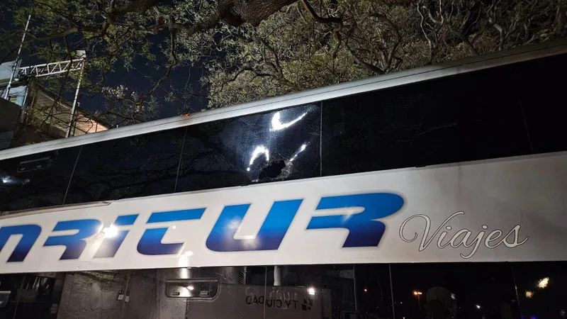 Os dois &ocirc;nibus do Botafogo foi alvos de pedradas em Montevideu (Foto: Gabriel Rodrigues/Trivela)