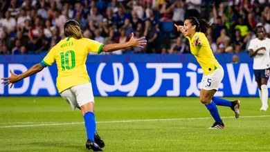 Marta se dirigiu &agrave;s mulheres: &ldquo;O futebol feminino depende de voc&ecirc;s para sobreviver&rdquo;