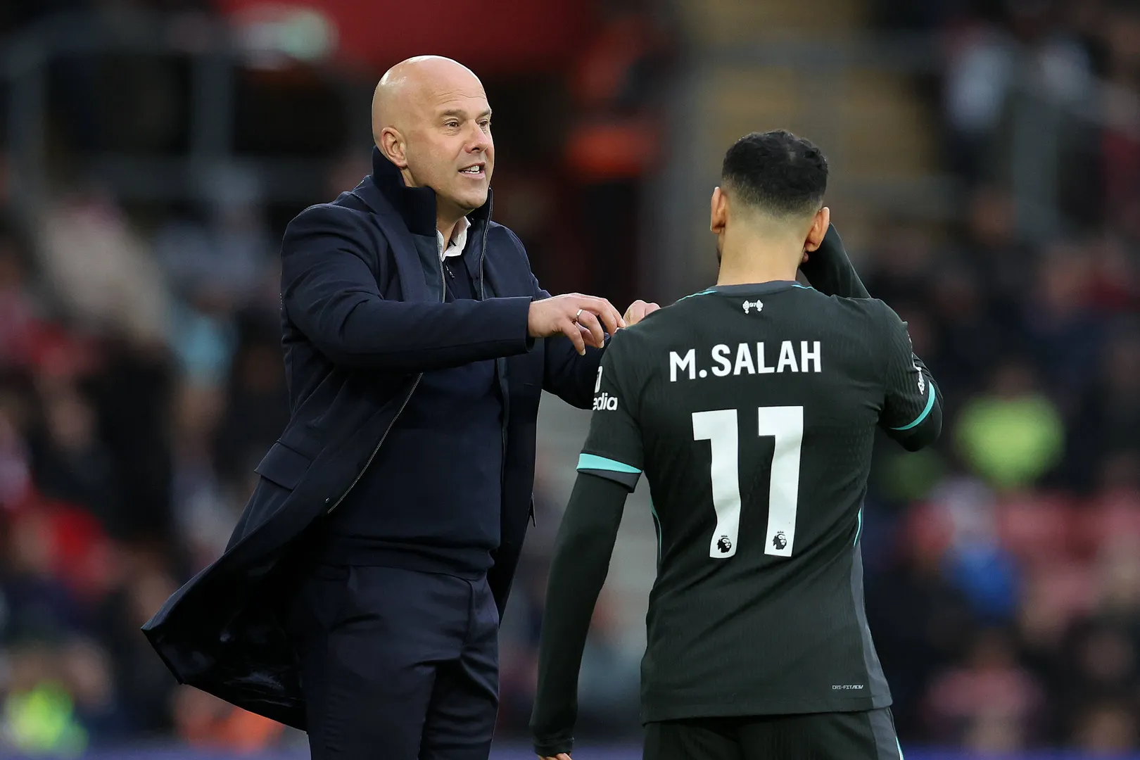 Slot e Salah durante jogo do Liverpool 
