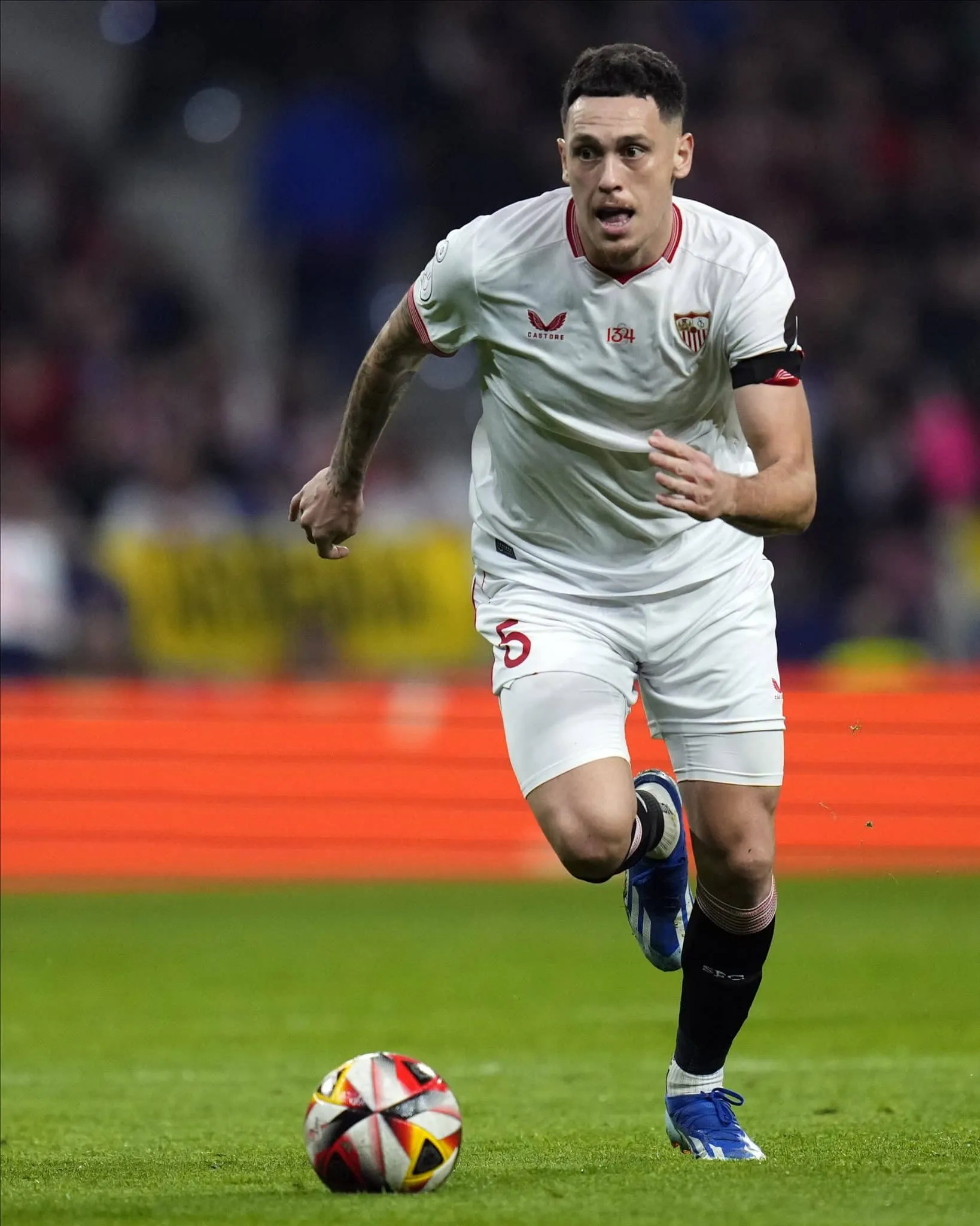 La Liga abre investiga&ccedil;&atilde;o para punir torcedor que tocou as n&aacute;degas de jogador do Sevilla