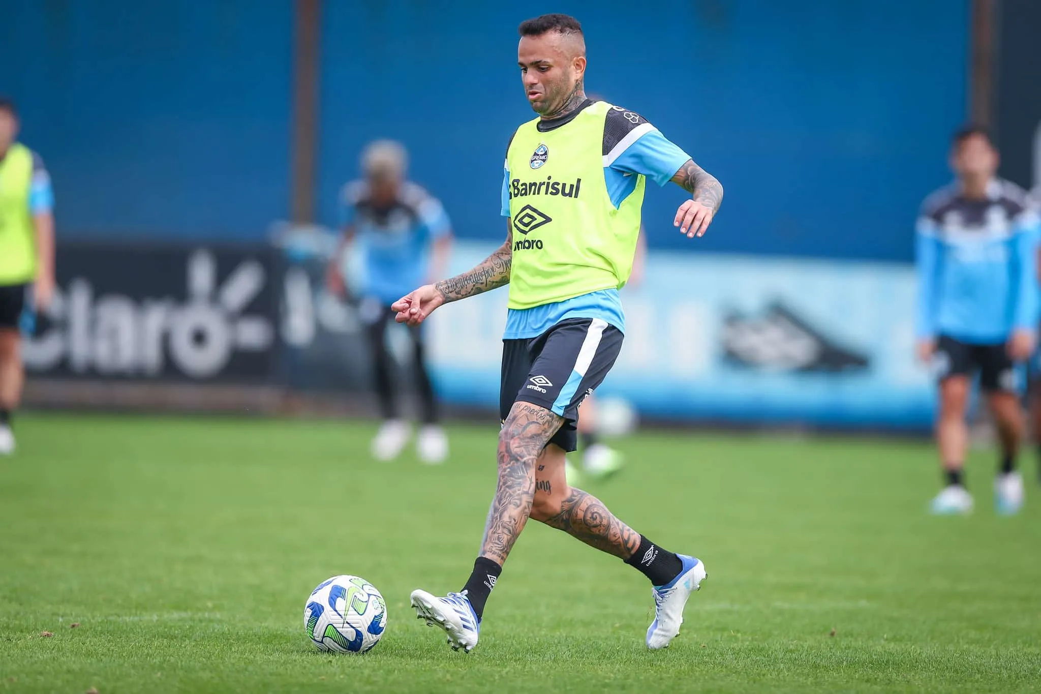 Luan parece entender chance recebida, e j&aacute; empolga torcida do Gr&ecirc;mio