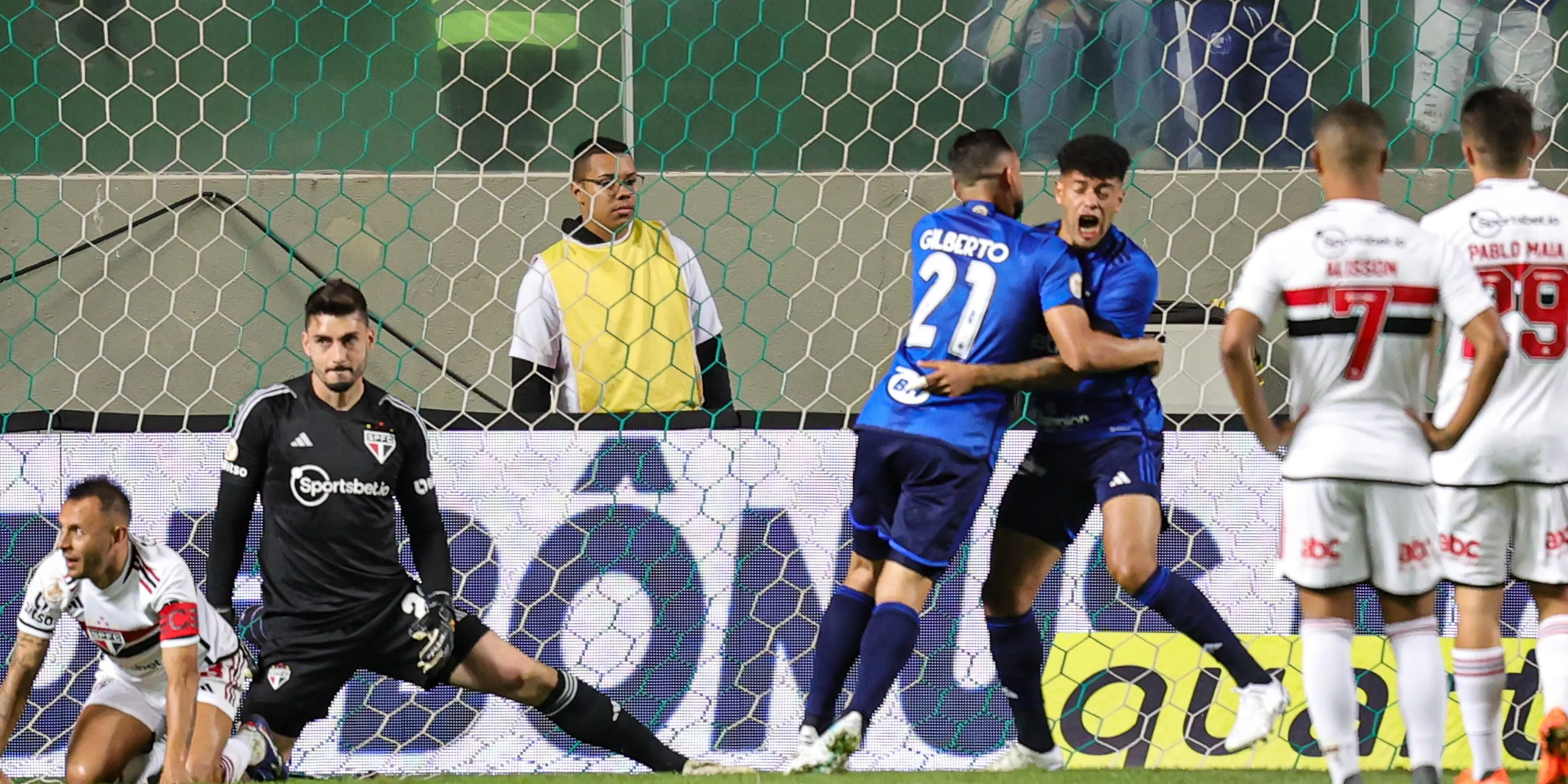 Cruzeiro abre vantagem cedo contra o S&atilde;o Paulo e reage no Brasileiro