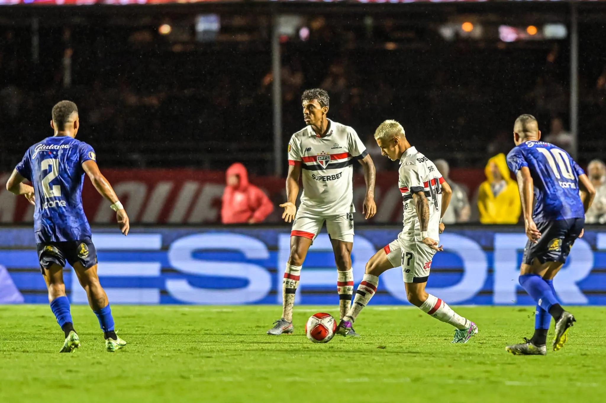 &Uacute;nico refor&ccedil;o que ainda n&atilde;o marcou, Ferreira vive longo jejum e ganha abra&ccedil;o do S&atilde;o Paulo para buscar primeiro gol