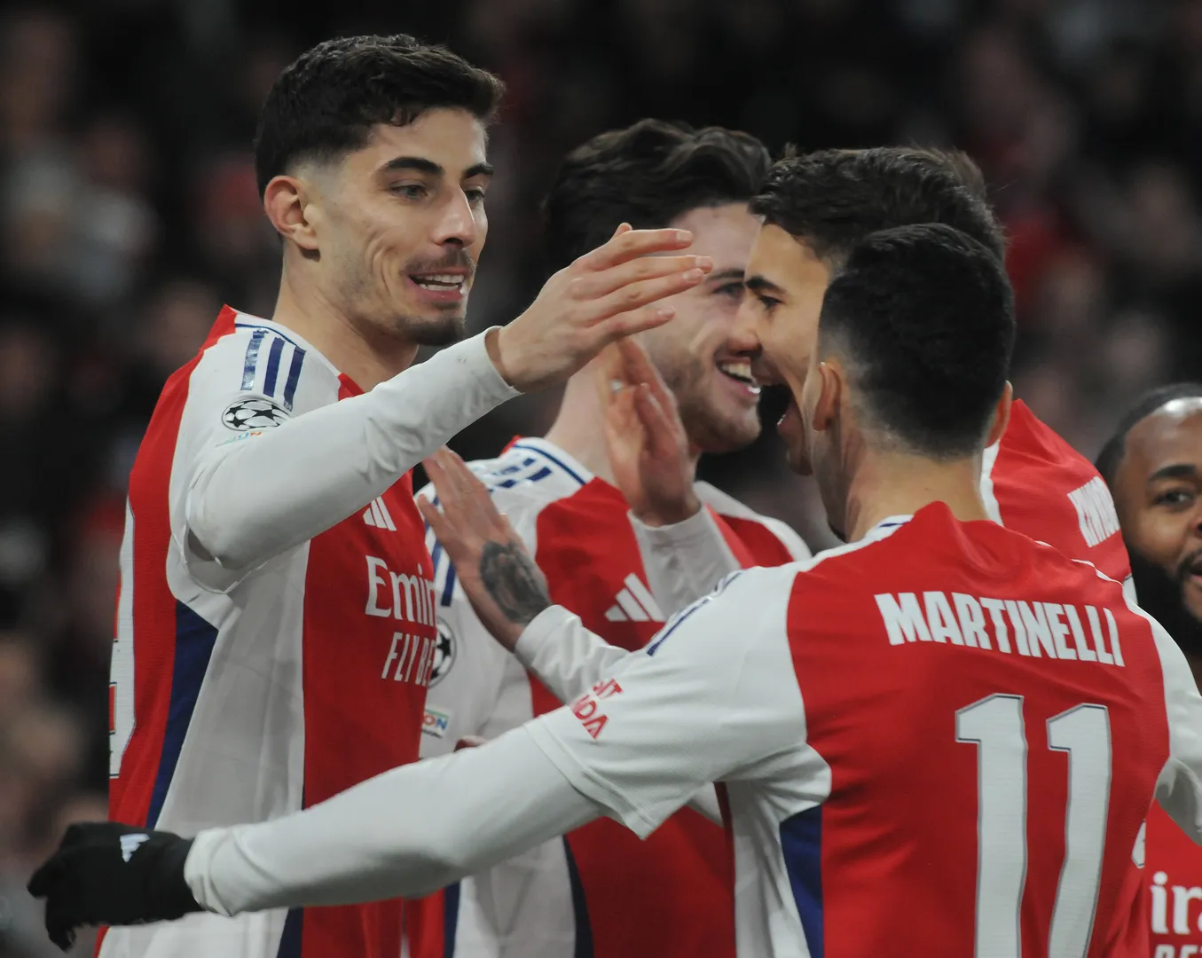 Martinelli comemora gol do Arsenal com companheiros do Arsenal 