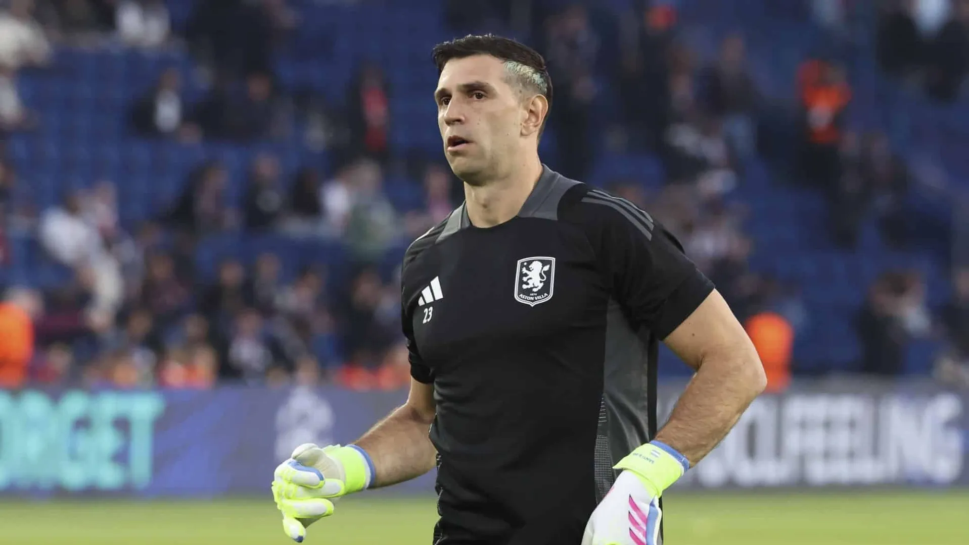 Dibu Mart&iacute;nez antes de jogo entre PSG e Aston Villa na Champions (Foto: Imago)