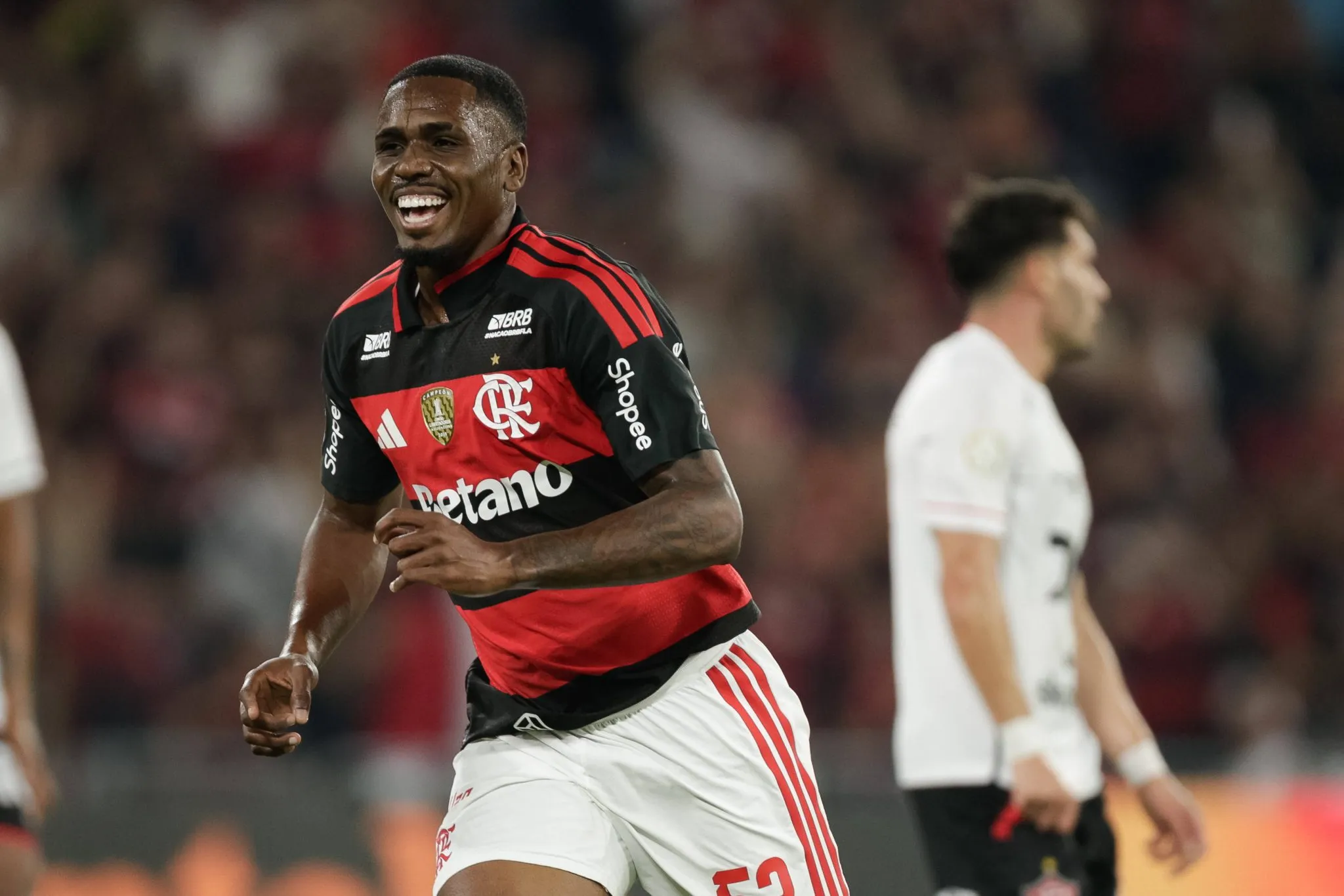 Evertton Ara&uacute;jo celebra gol marcado pelo Flamengo