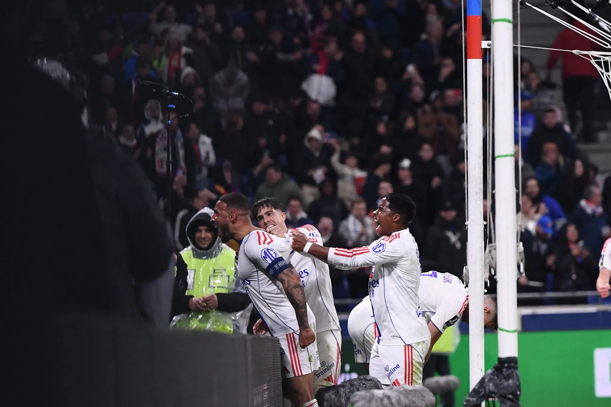 Tolisso e Endrick celebram gol do Lyon