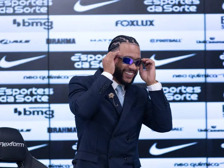 Memphis Depay durante apresenta&ccedil;&atilde;o no Corinthians
