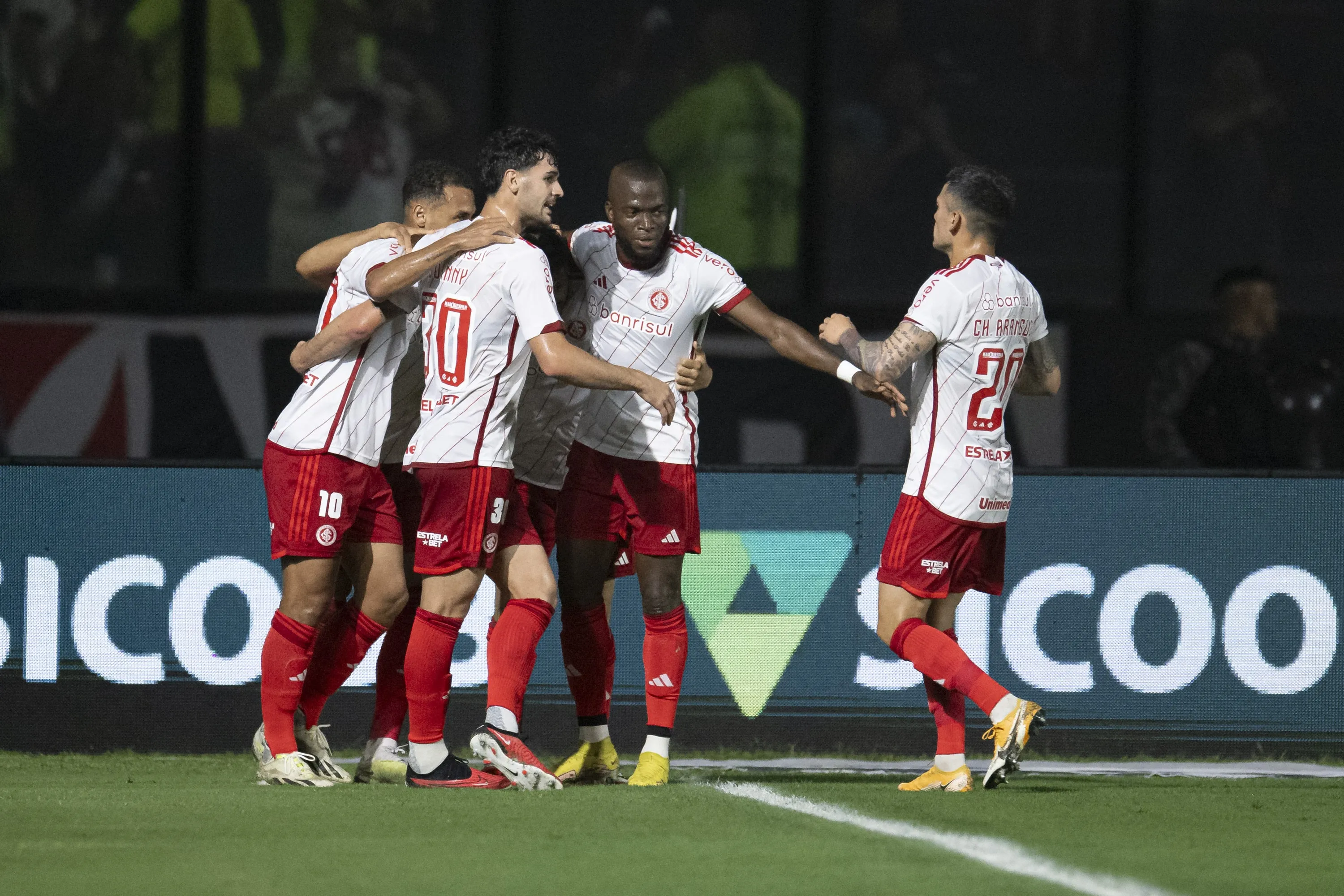 Internacional, enfim, volta a vencer fora de casa, e complica situa&ccedil;&atilde;o do Vasco no Brasileiro