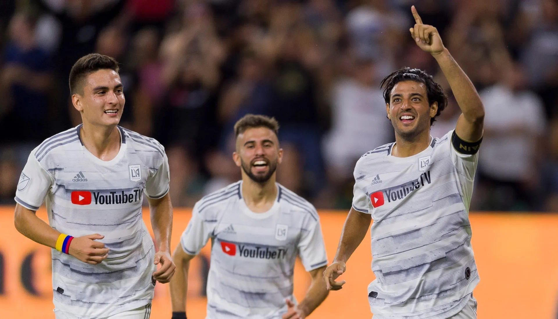 Carlos Vela n&atilde;o se cansou de humilhar a defesa advers&aacute;ria, num gol para se aplaudir de p&eacute; na MLS