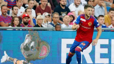 Pancada na cabe&ccedil;a na Champions ajudou atacante do Basel a descobrir um aneurisma cerebral