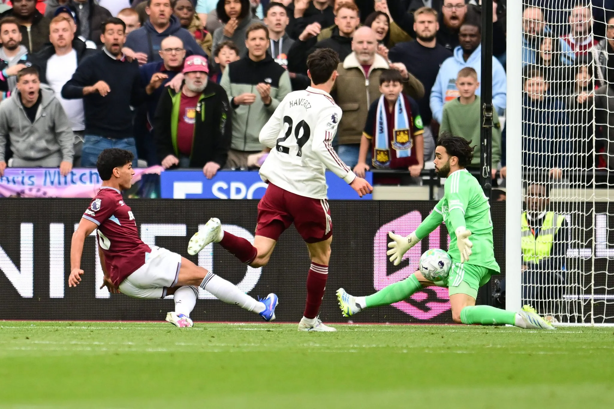 David Raya impede gol de Matheus Fernandes em West Ham x Arsenal (Foto: Imago/Pro Sports Images)