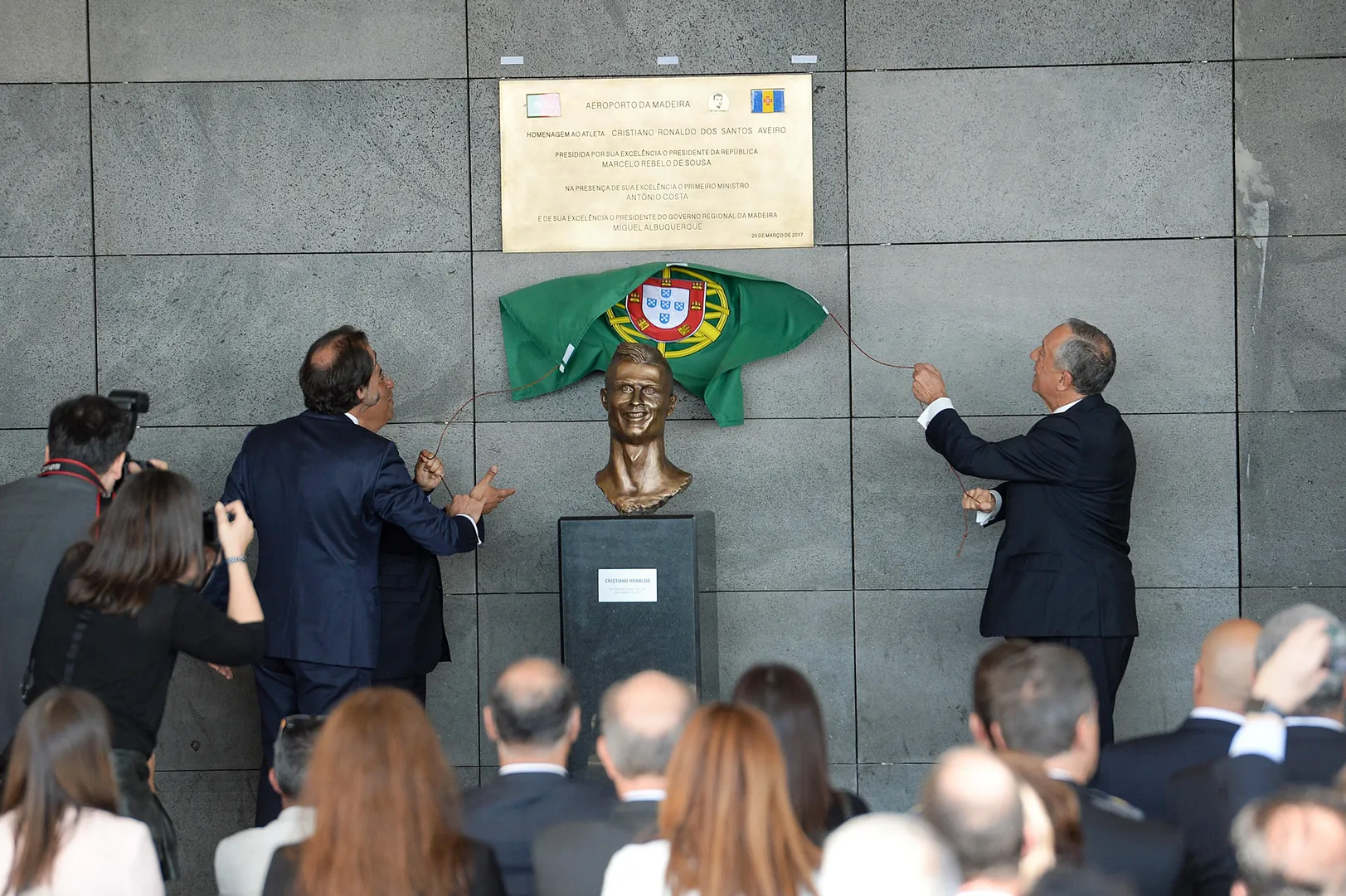 Foto: (IconSport) - Busto de Cristiano Ronaldo no Aeroporto de Madeira