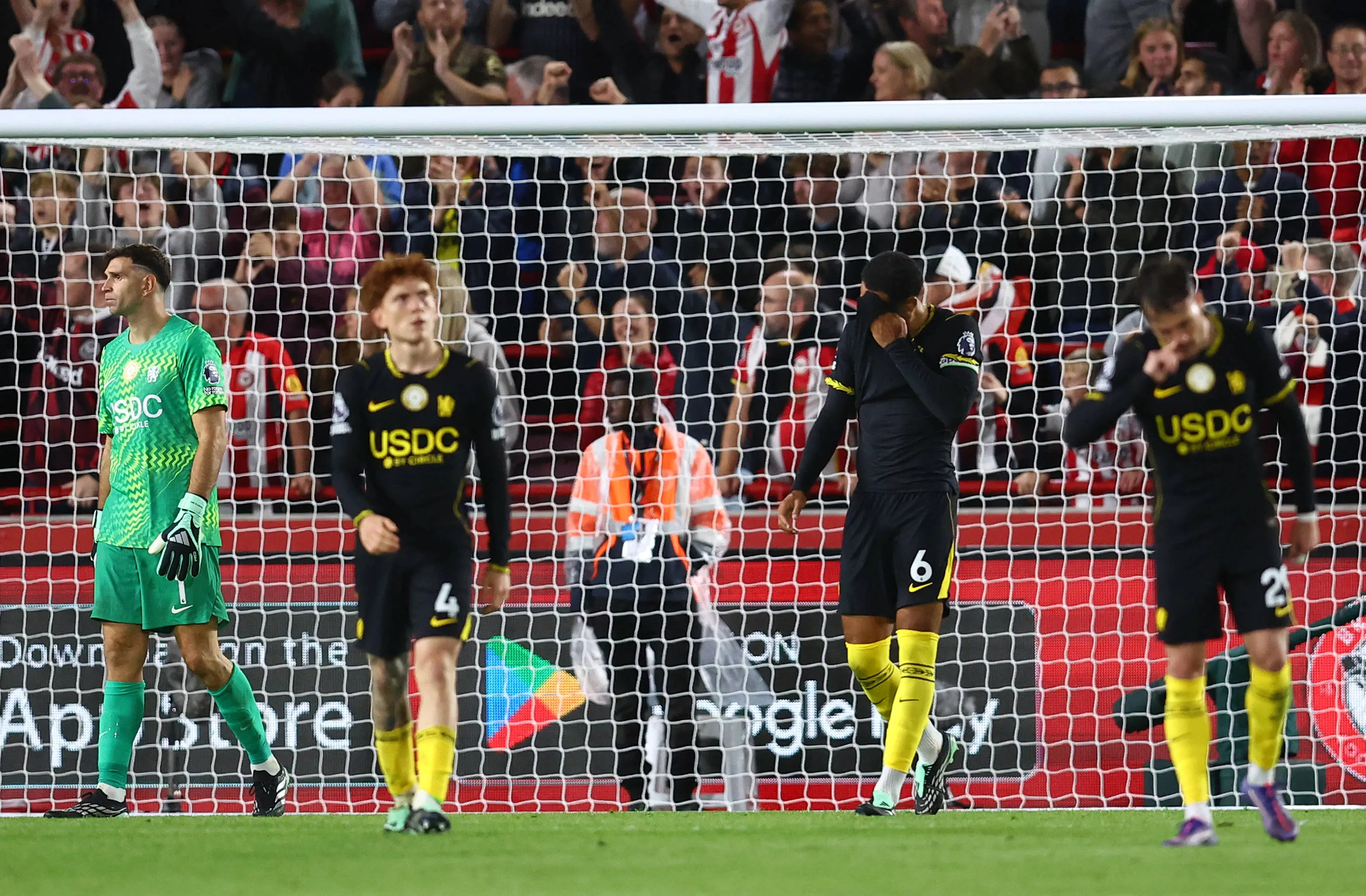 Jogadores do Chelsea cabisbaixos ap&oacute;s gol do Brentford