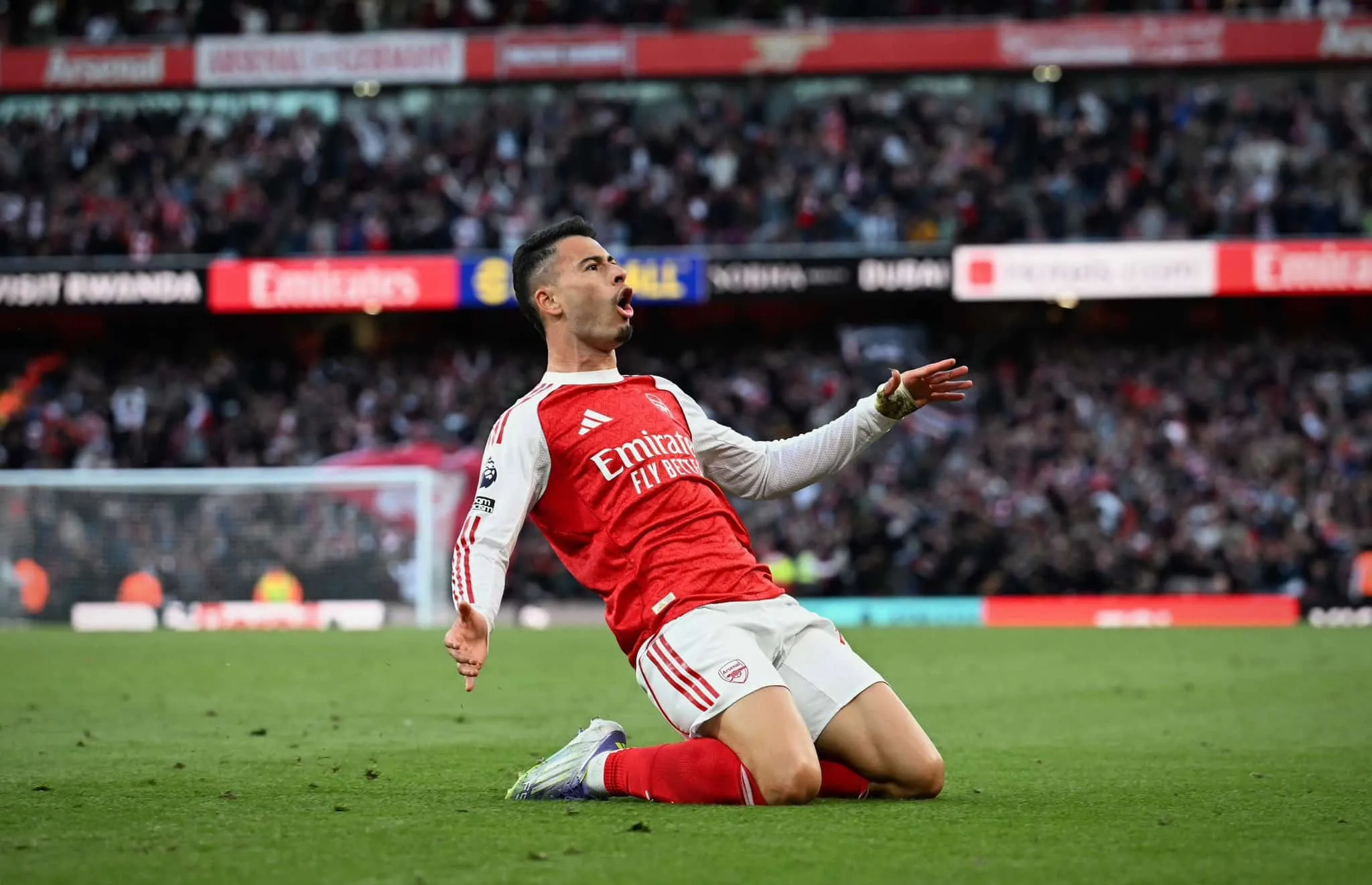 &lsquo;Arte e brilhantismo&rsquo;: Jornais ingleses se rendem a gola&ccedil;o de Martinelli pelo Arsenal