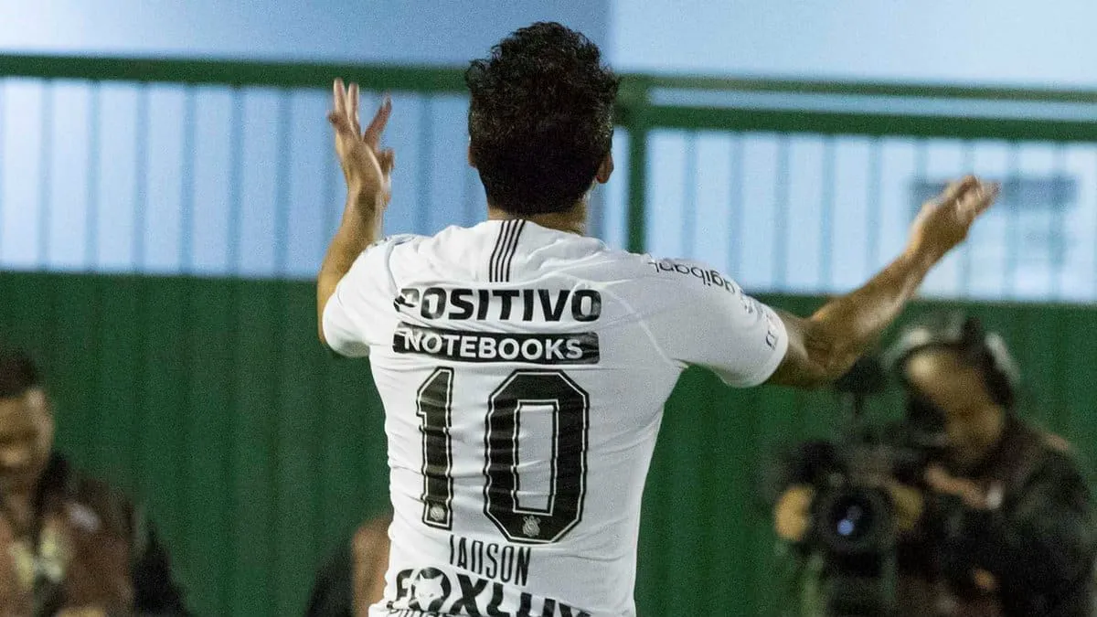 Corinthians cozinhou a Chapecoense at&eacute; arrancar um gol e a classifica&ccedil;&atilde;o &agrave; semifinal