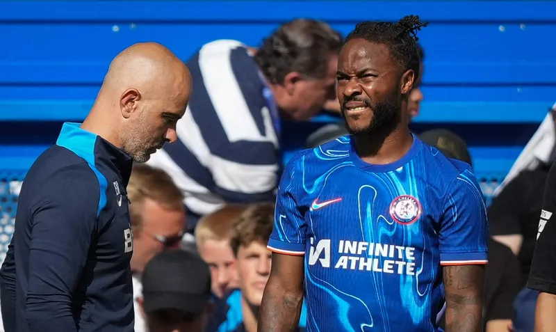 Sterling ao lado de Maresca durante amistoso do Chelsea, em Stamford Bridge