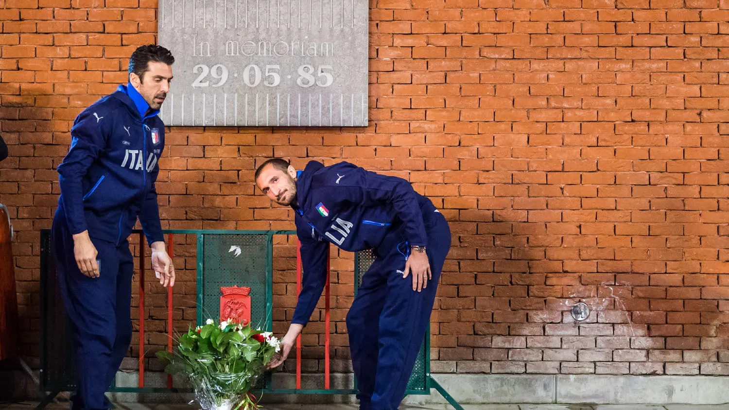 Buffon e Chiellini depositam flores no memorial de Heysel (Foto: AP)