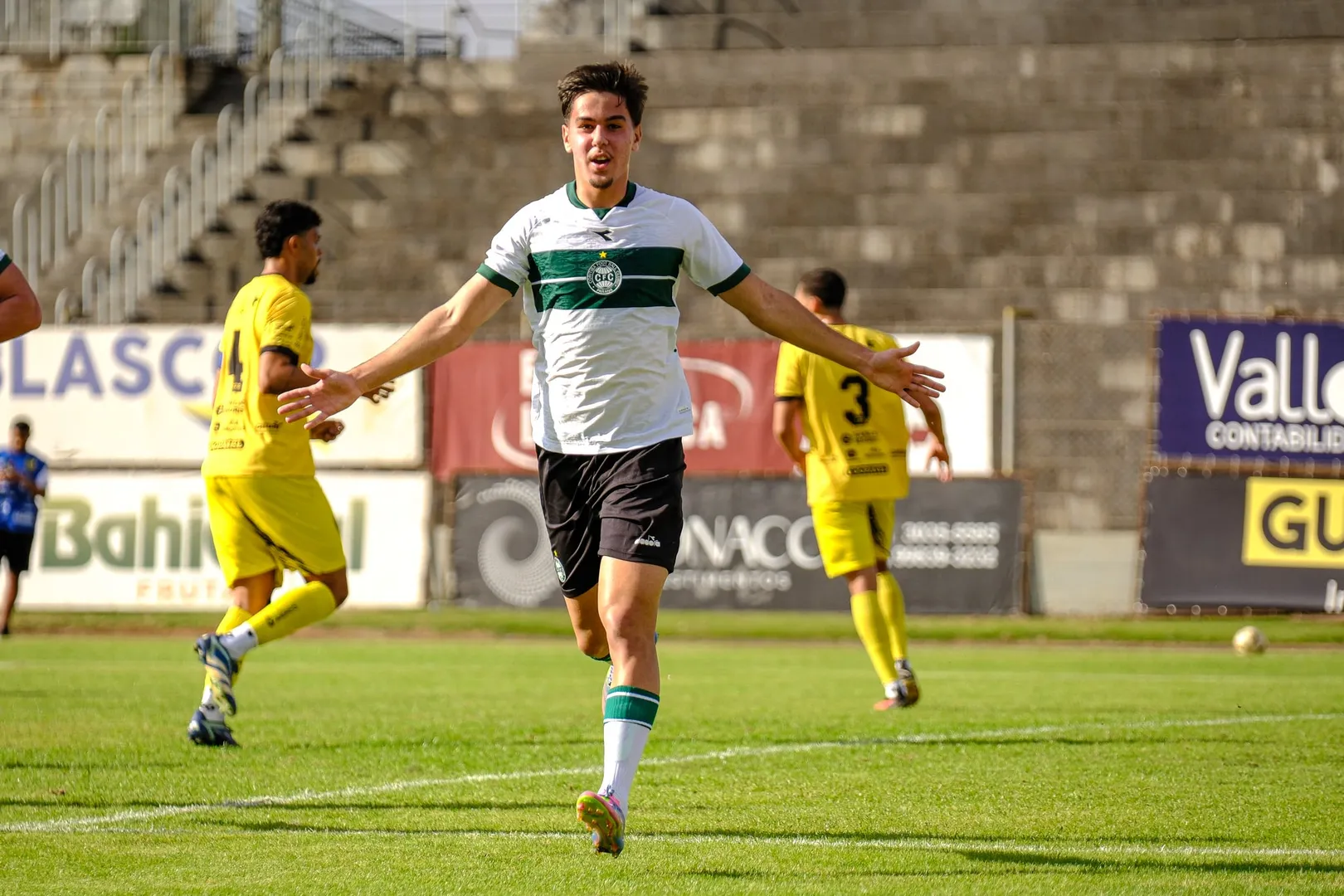 Matheus Dias celebra gol pelo Coritiba no sub-20