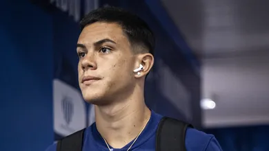 Promissor, JP Chermont come&ccedil;a a pedir passagem para assumir lateral direita do Santos