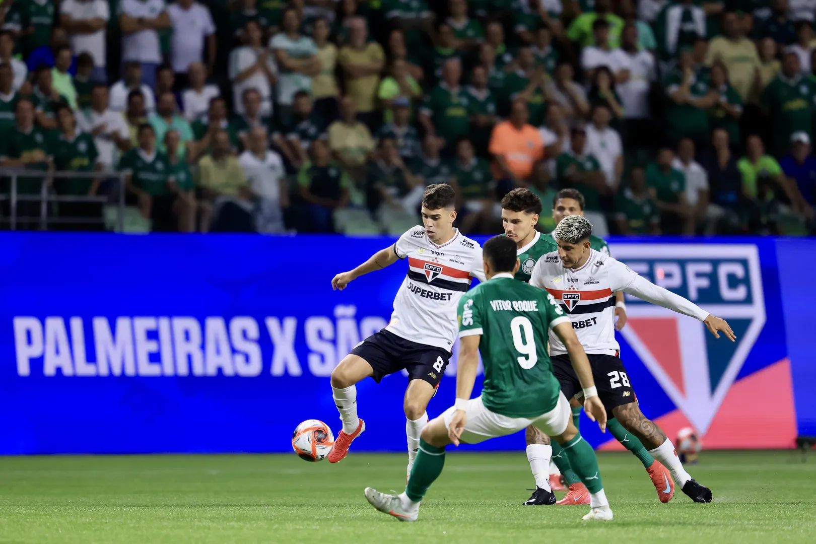 Oscar atuou como volante contra o Palmeiras