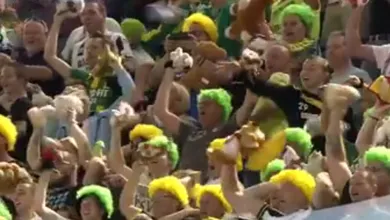 F&atilde;s do Den Haag jogam brinquedos para pacientes de hospital infantil no est&aacute;dio do Feyenoord