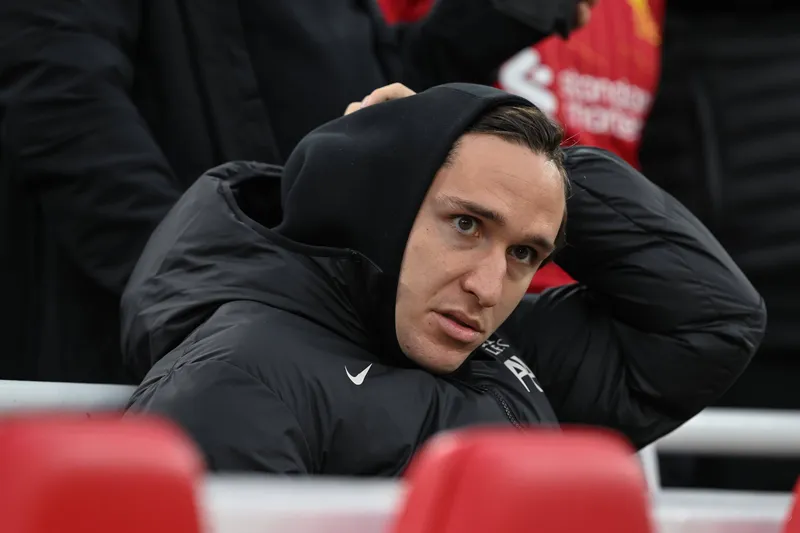 Chiesa amarga reserva do Liverpool, e ter&aacute; per&iacute;odo a mais de prepara&ccedil;&atilde;o durante a Data Fifa