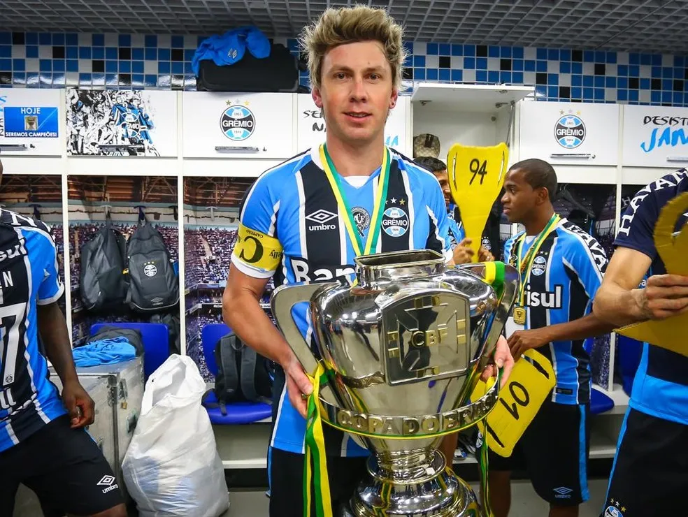Zagueiro Gabriel, do Gr&ecirc;mio, com a ta&ccedil;a da Copa do Brasil de 2016