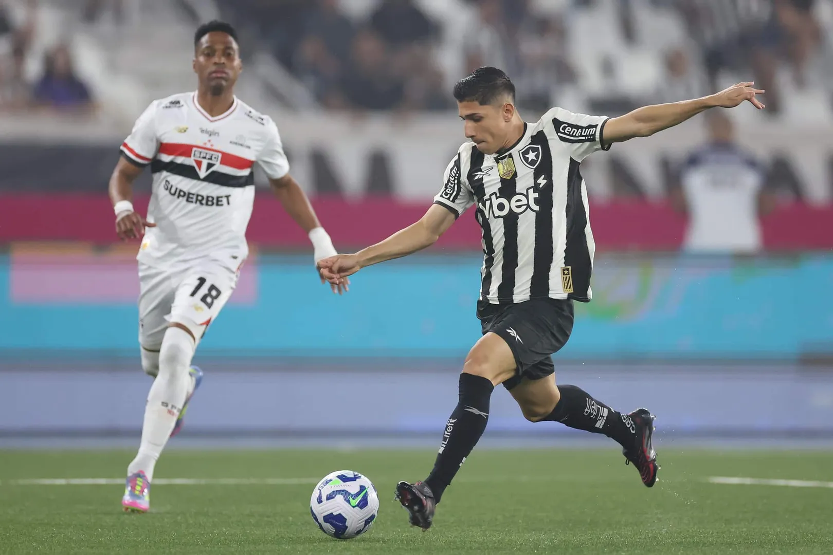 Savarino marcou um gola&ccedil;o para o Botafogo (Foto: Vitor Silva/Botafogo)