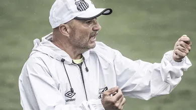 Santos abre conversas com Jorge Sampaoli e adota sil&ecirc;ncio sobre Cl&eacute;ber Xavier