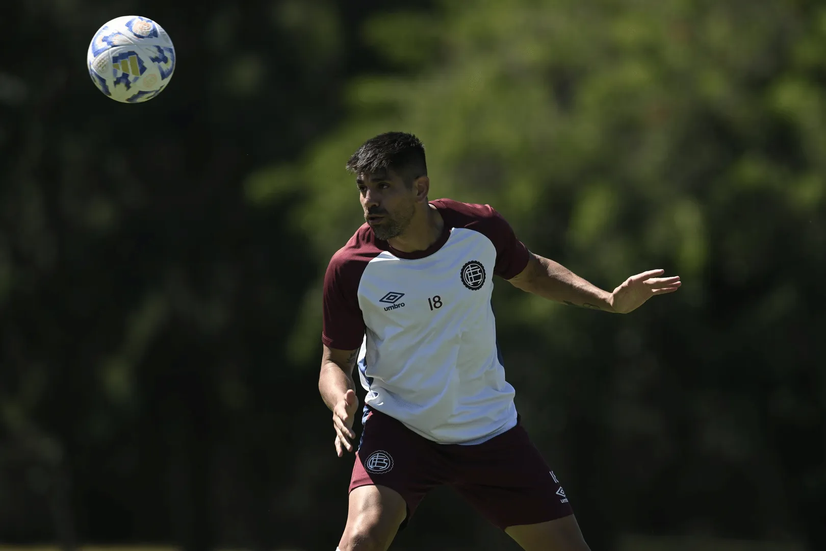 Leandro D&iacute;az durante treinamento do Lan&uacute;s