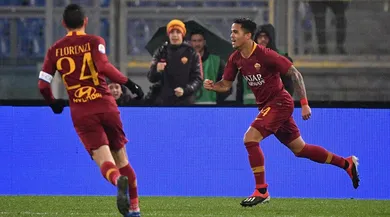 Em noite de protestos e franga&ccedil;o de Olsen, Kluivert salvou a Roma do pior e comandou a virada
