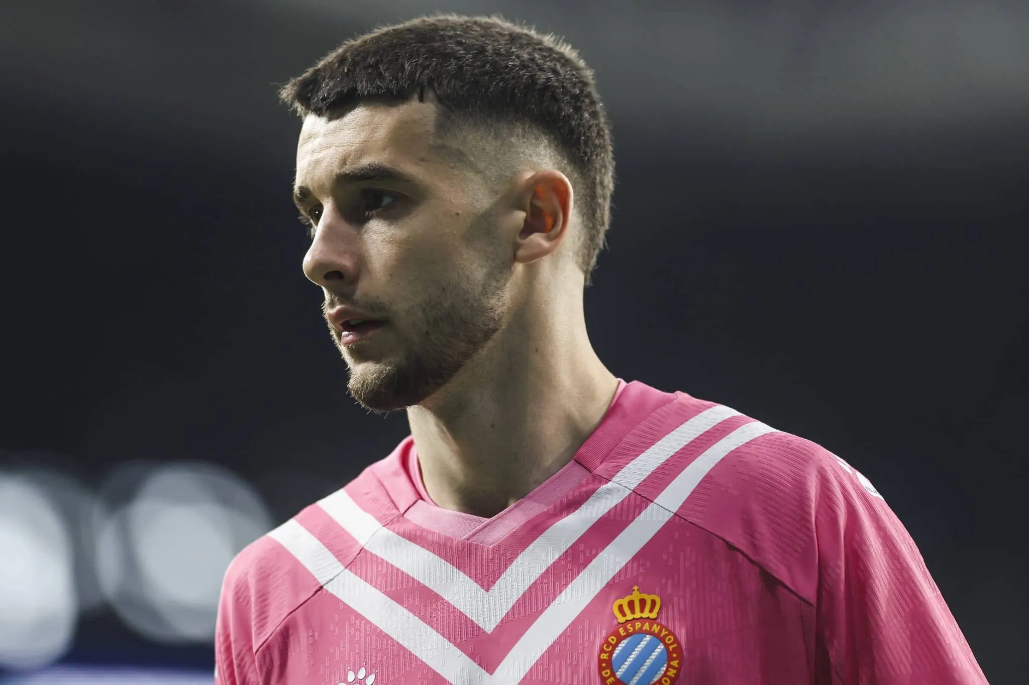 Alvo de Arsenal e Bar&ccedil;a, goleiro comparado a Messi salva time de queda e aborda futuro